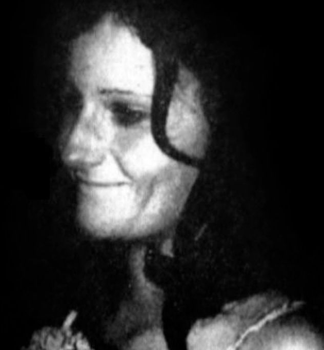 Adriana María Carranza. Estudiante universitaria, secuestrada en 1976 junto a su hermana melliza. Tenían 18 años. 
