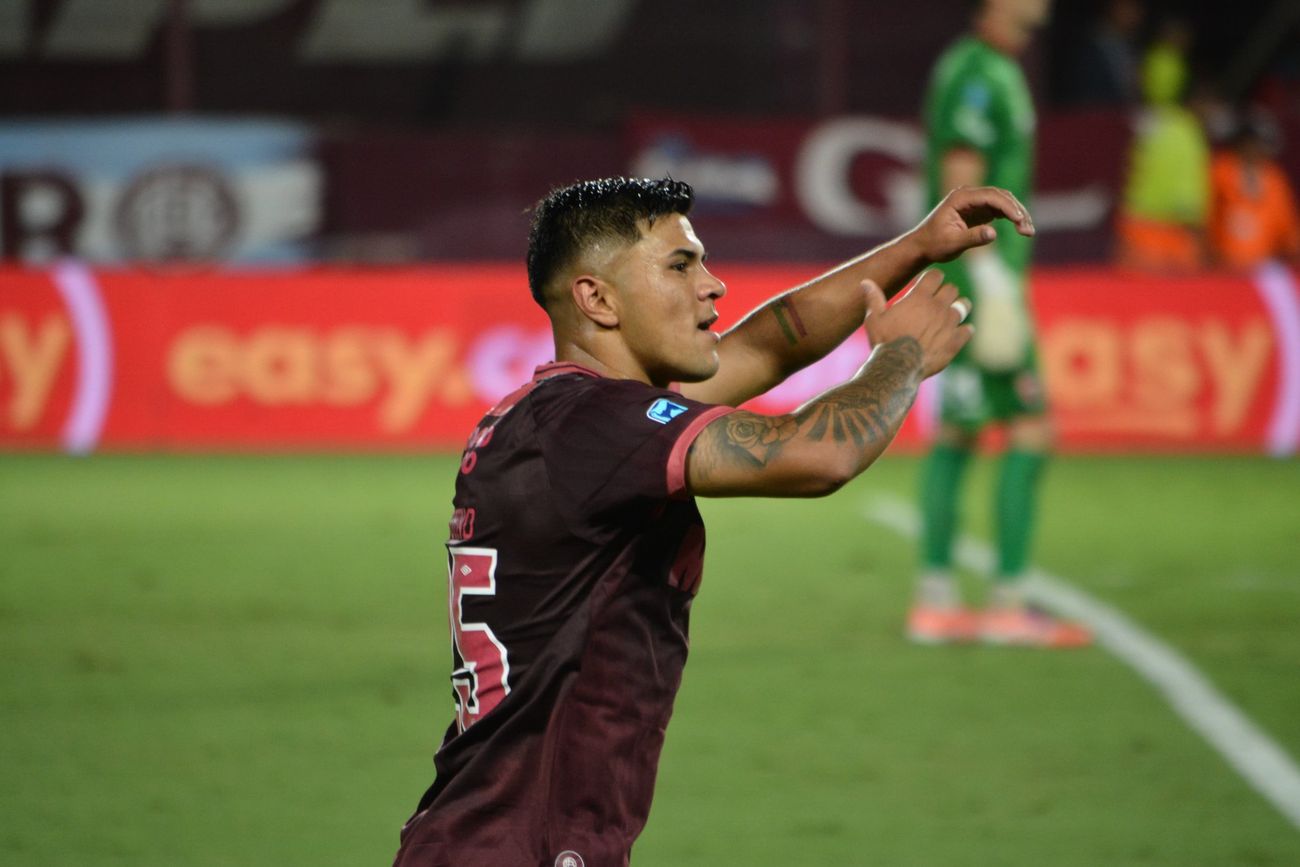 Dylan Aquino marcó tres de los cinco goles del Granate ante Newell's.