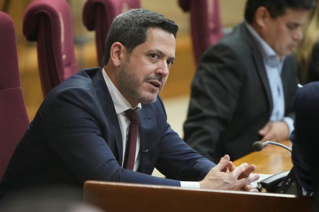 El presidente de la Cámara de Diputados, Raúl Latorre, vota a favor de un acuerdo comercial entre la Unión Europea y Mercosur en Asunción, Paraguay, el martes 17 de marzo de 2026. (Foto AP / Jorge Saenz)