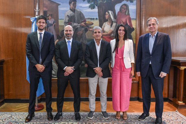 ANUNCIO. Juan Martín Cappellini (head de Uber Eats Argentina), Dara Khosrowshahi (CEO de Uber), el ministro de Economía Luis Caputo, Eli Frias (gerente general de Uber para Argentina, Paraguay y Uruguay) y el viceministro de Economía, José Luis Daza. (Gentileza Uber Argentina)