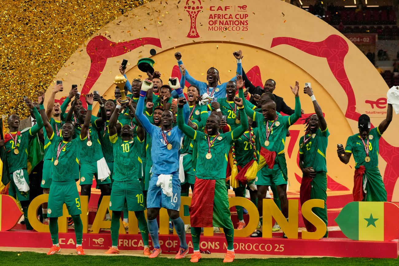 Senegal festejó en la cancha el título, pero el Comité de Apelaciones de la Confederación Africana de Fútbol lo anuló y se lo otorgó a Marruecos. (AP)