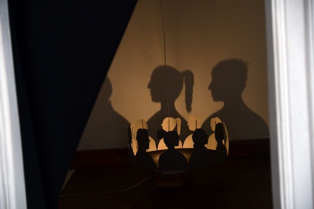 El hijo de Marta, Lucas Cuesta Peña, realizó una instalación inmersiva que refleja el relato de su madre. (Ramiro Pereyra / La Voz) 