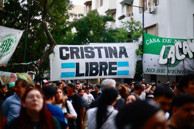 La dirigente fue recibida en San José 1111 por una multitud de militantes K