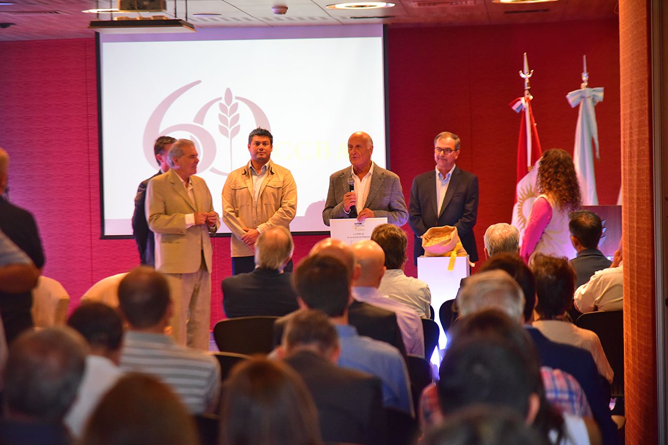 REMATE José Aranda, propietario del establecimiento Copra, de Corrientes, aportó el primer lote cosechado de maíz.