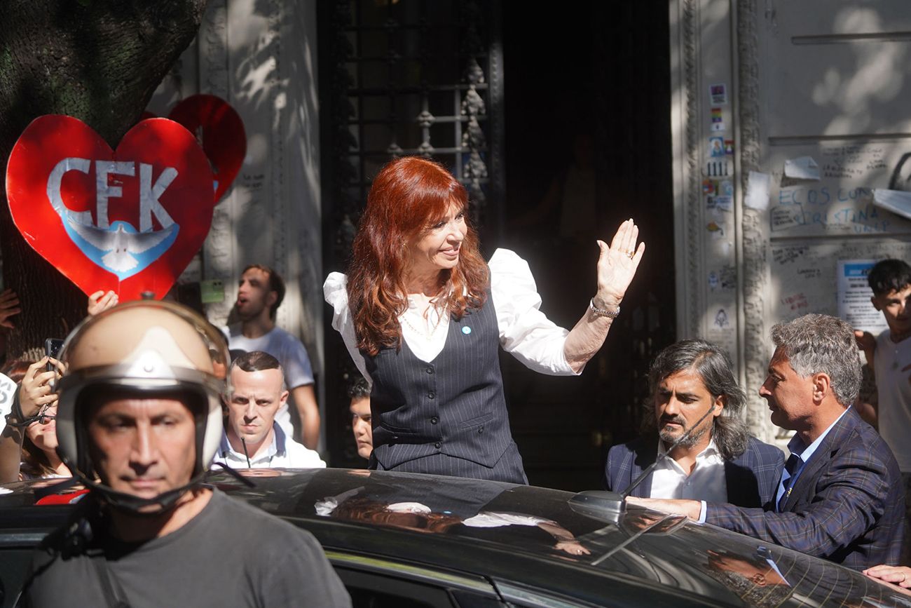 Causa Cuadernos. Cristina Fernández de Kirchner regresa a su departamento en Constitución donde cumple arresto domiliario luego de declarar el Comodoro Py.