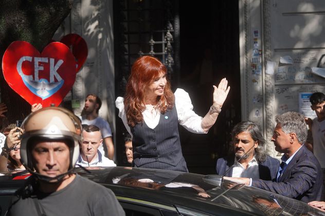 Causa Cuadernos. Cristina Fernández de Kirchner regresa a su departamento en Constitución donde cumple arresto domiliario luego de declarar el Comodoro Py.