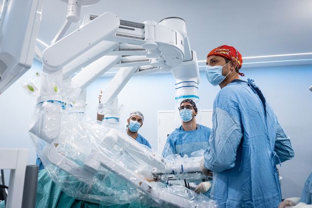 Personal médico utilizando robótica para hacer intervenciones quirúrgicas.