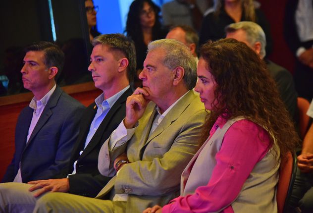 PRESENCIAS. Marcos Blanda, secretario de Agricultura de Córdoba; Matías Mensa, de Maizar; el ministro de Bioagroindustria, Sergio Busso; y la presidenta de la Bolsa de Cereales de Córdoba, Laura Passerini, en el remate del primer lote de maíz 