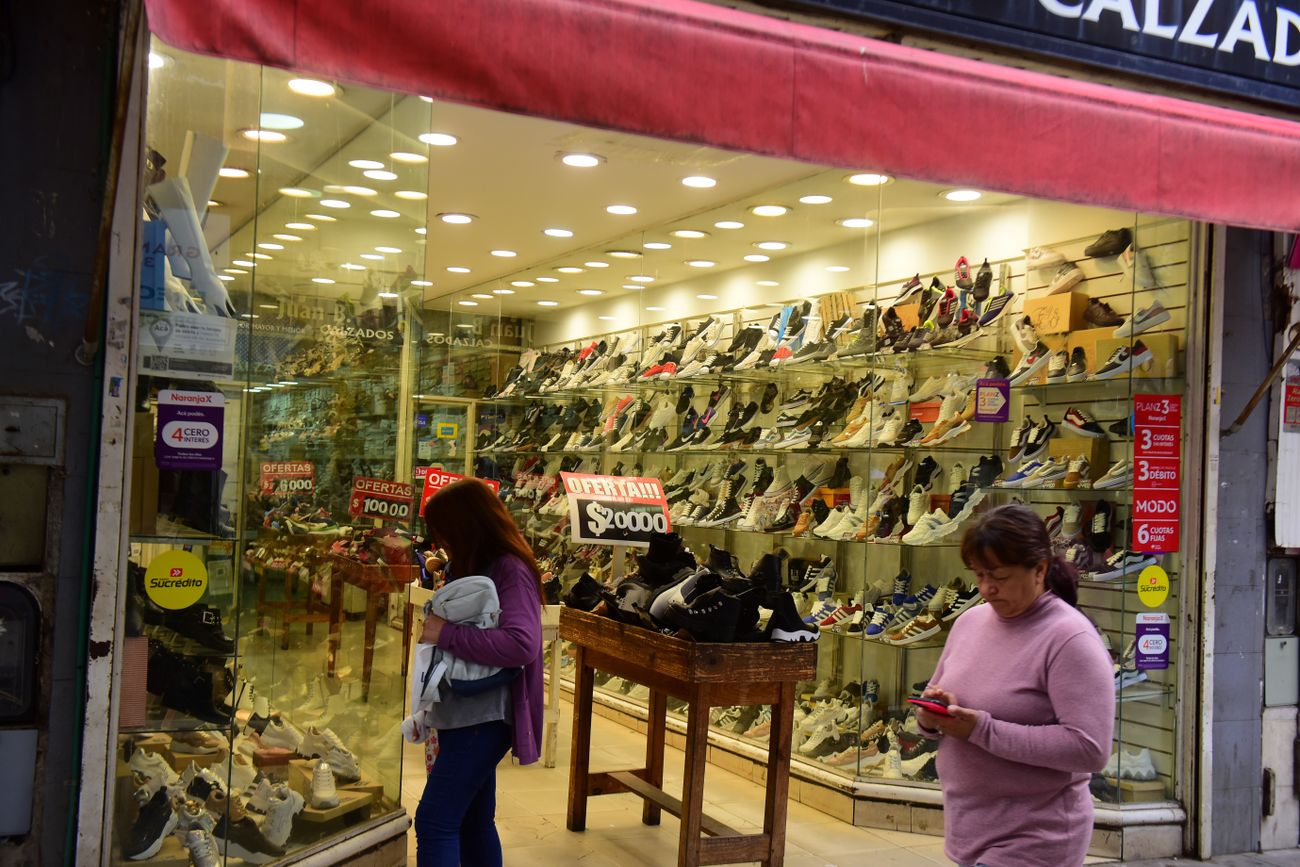 Los datos surgen de un relevamiento que hace la entidad en los corredores comerciales y shopping de la ciudad de Córdoba. (La Voz/Archivo)