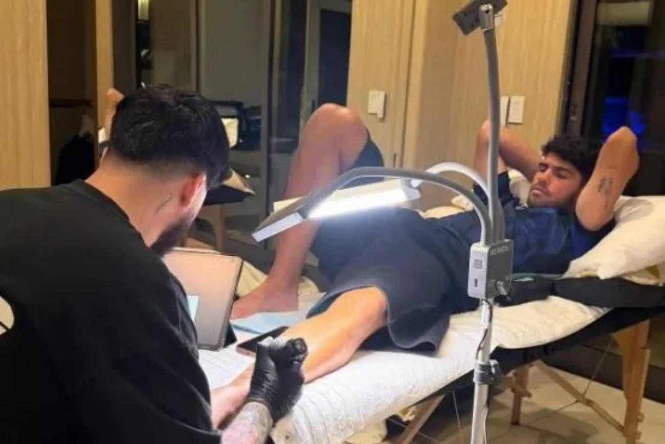 Carlos Alcaraz realizándose su nuevo tatuaje.