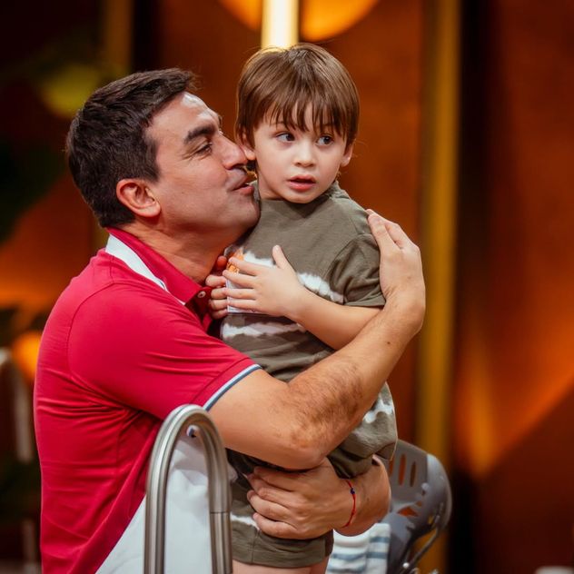 El Turco Husaín junto a su hijo Mateo en la cocina de MasterChef Celebrity (Telefe).