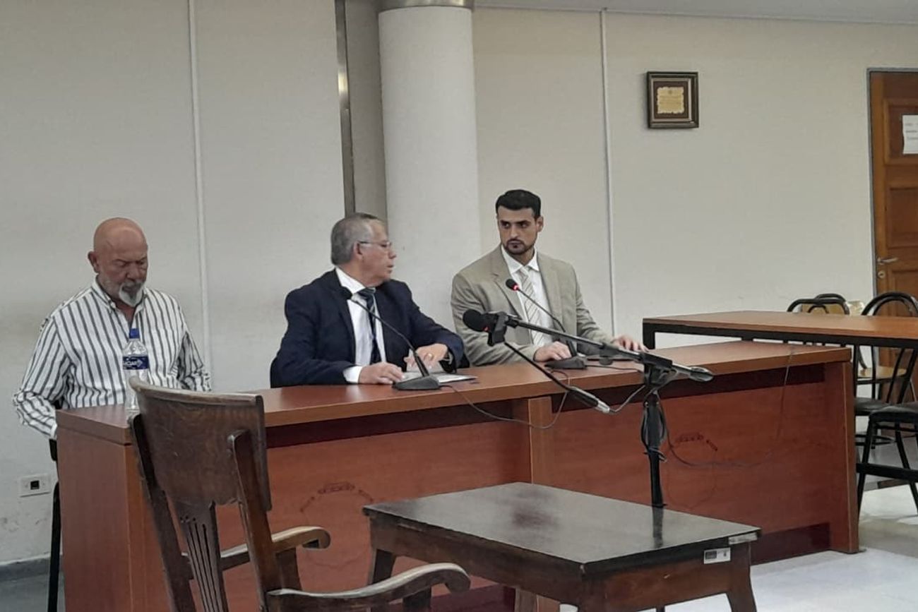 El conductor condenado, junto a sus abogados Gastón Córdoba y Hugo S. Valdez,  durante la lectura del fallo. (La Voz)