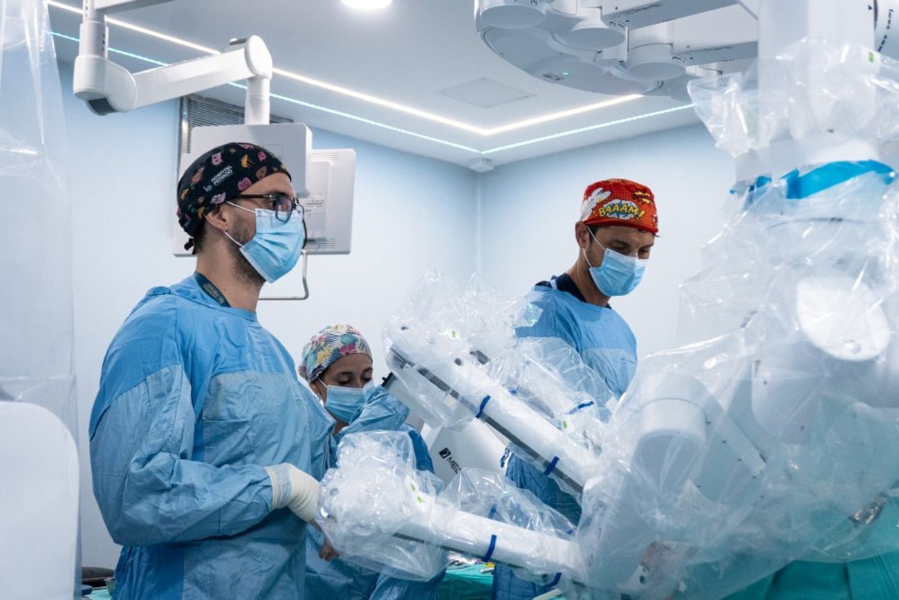 Los expertos aplican técnicaspara el tratamiento de patologías quirúrgicas frecuentes y complejas, combinando experiencia médica, tecnología avanzada y abordajes mínimamente invasivos.