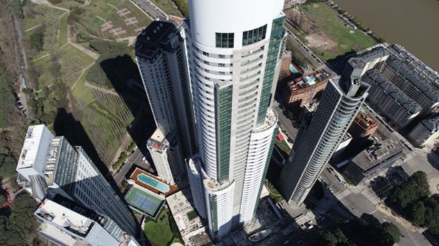 La Alvear Tower, en Puerto Madero, es el edificio más alto del país y uno de los desarrollos inmobiliarios más exclusivos de Argentina.
