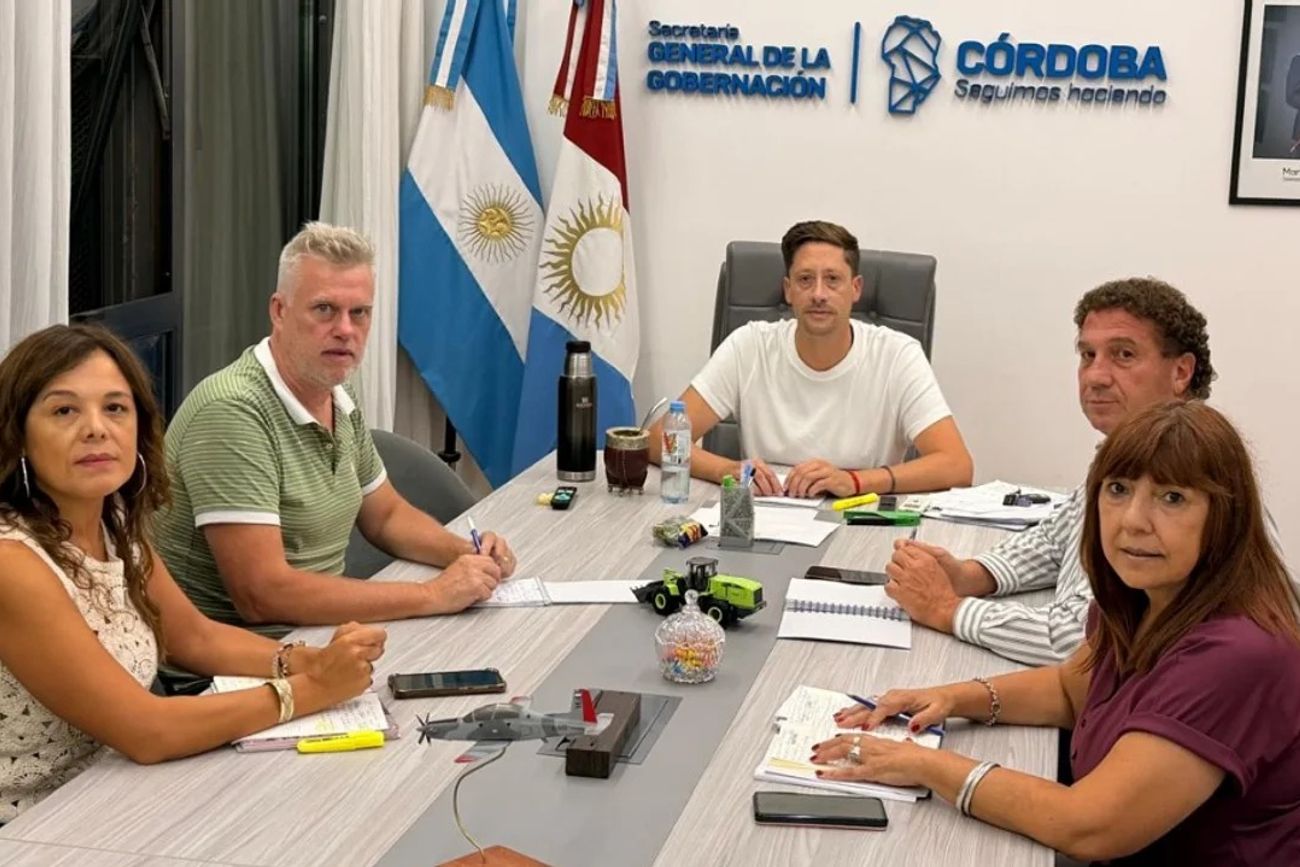 Llaryora entrega la tercera oferta y busca un acuerdo con la UEPC
