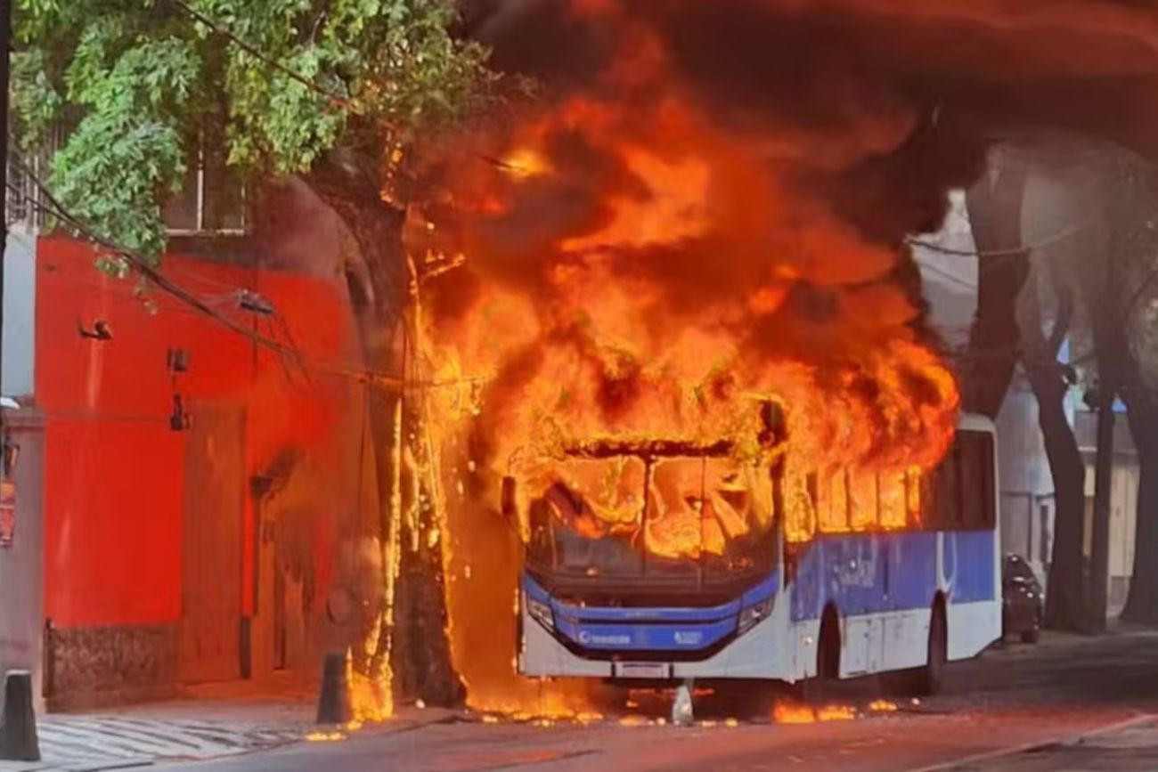 Operativo policial en Río de Janeiro dejó 8 muertos y desató ataques con colectivos incendiados