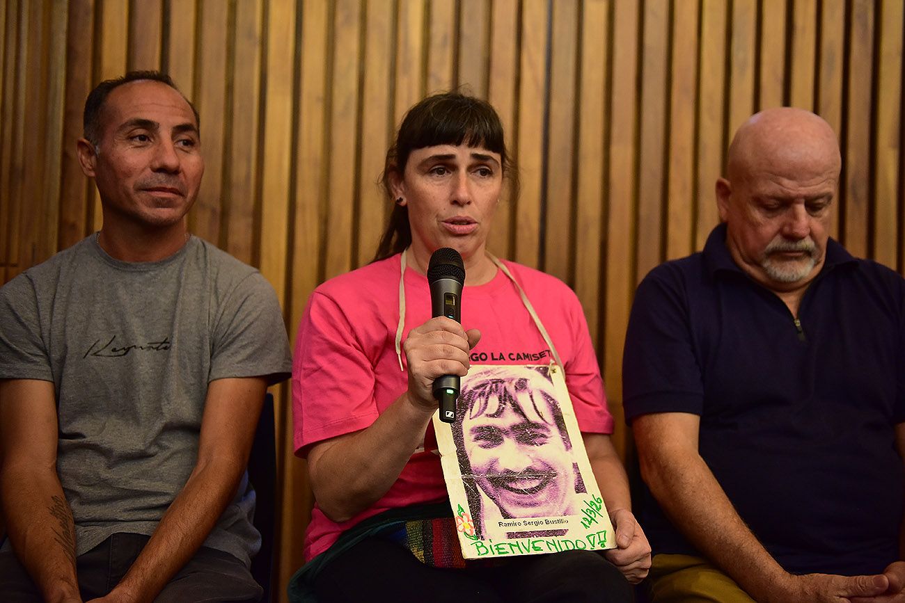  Roberto Andrés Brizuela(vestido con remera gris) durante la conferencia de prensa del juez Vaca Narvaja. 