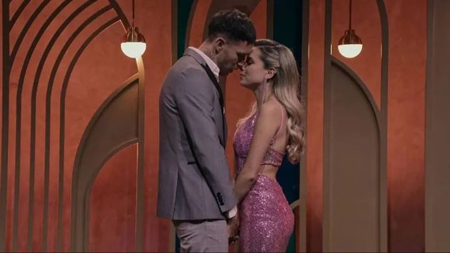 Santiago Martínez y Emily Ceco se conocieron en el reality Love is blind.