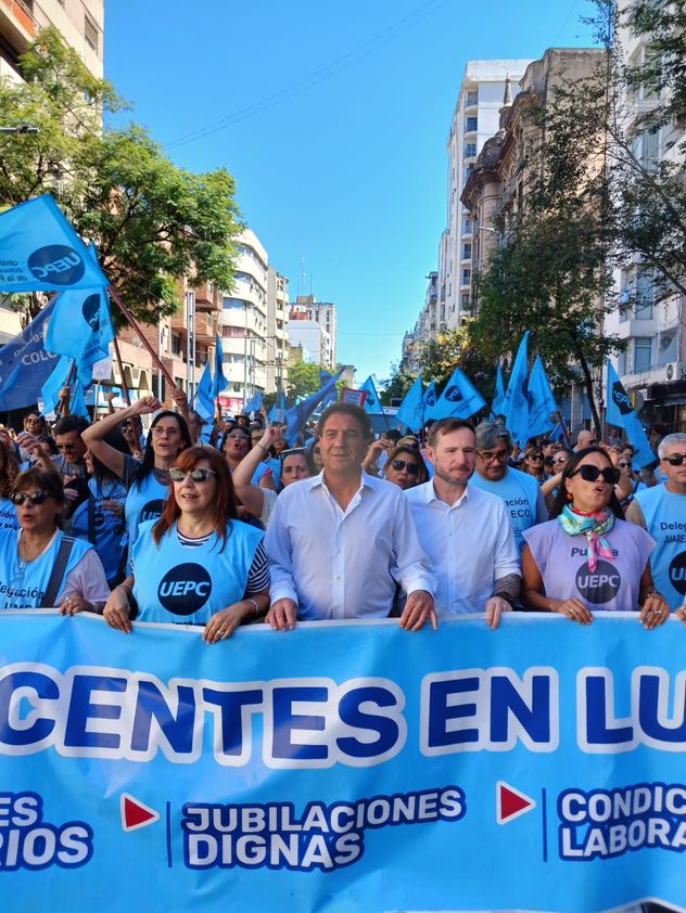 El mièrcoles de la semana pasada, además de paro, la UEPC se movilizó por las calles de la ciudad de Córdoba. De no haber acuerdo, hay riesgo de nuevas medidas de fuerza. (La Voz)