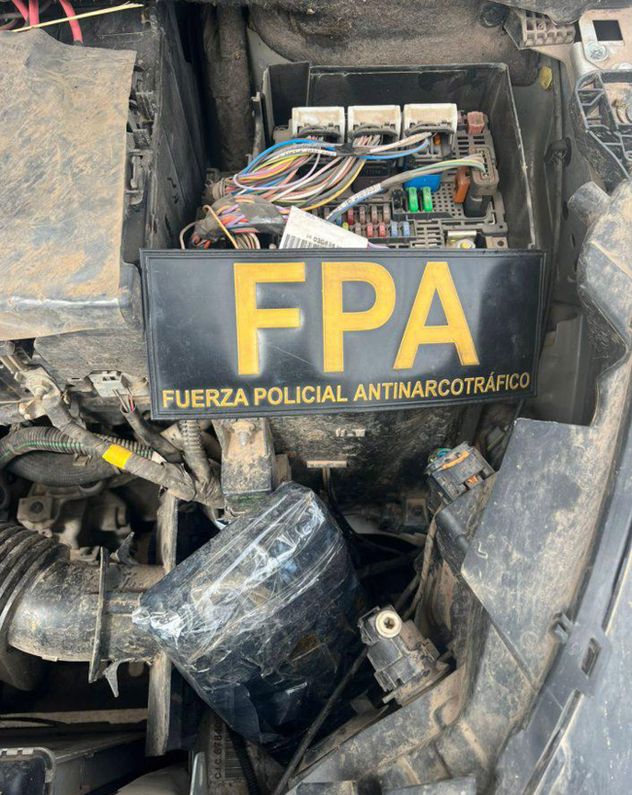 El hombre llevaba la droga escondida en el motor, bajo el capot.