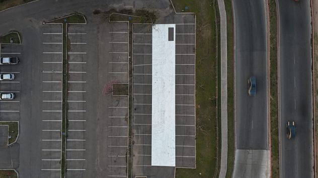 Área del estacionamiento sintervenida con pintura acrílica reflectiva. 