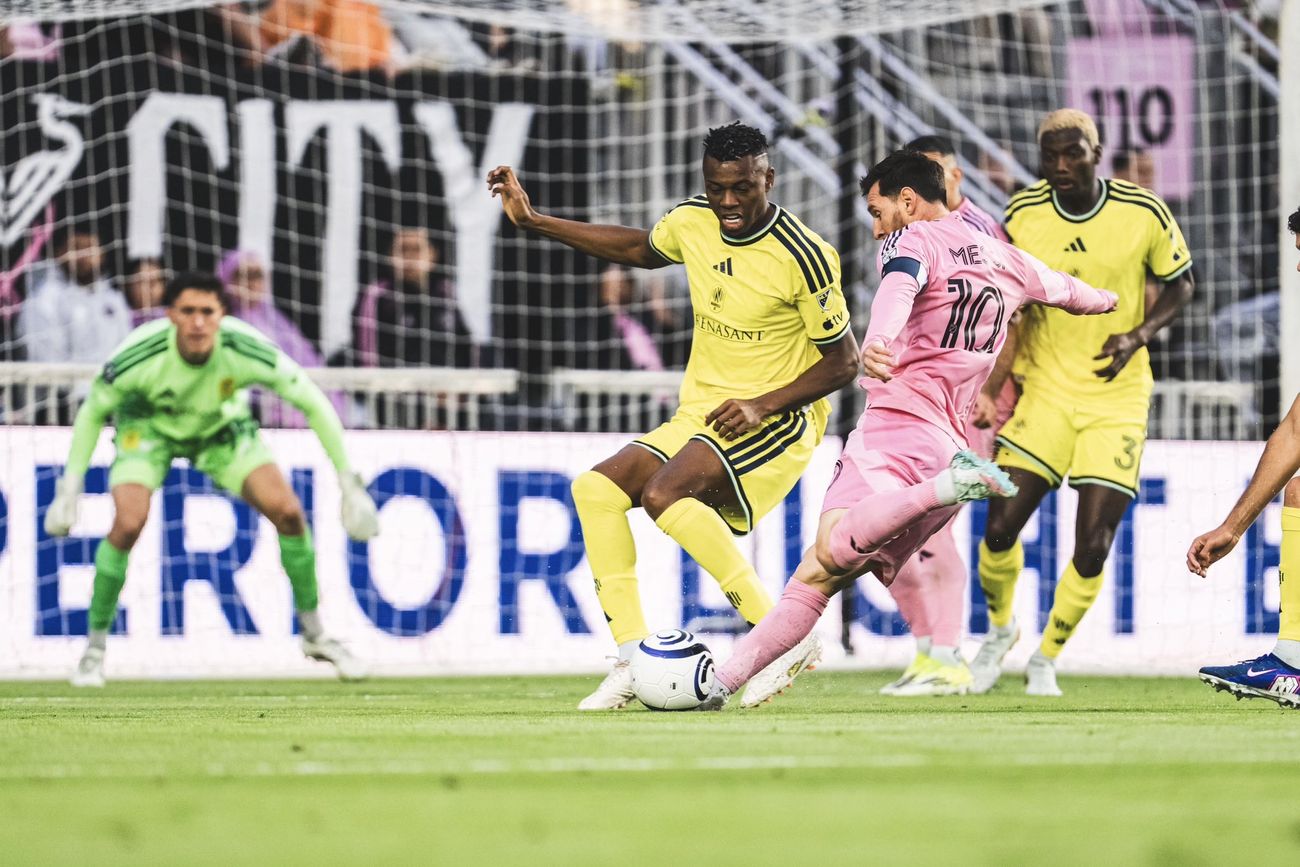 Lionel Messi marcó con esta definición el gol 900 en su carrera profesional jugando en Inter Miami contra Nashville, que eliminó a los de Florida. (AP)