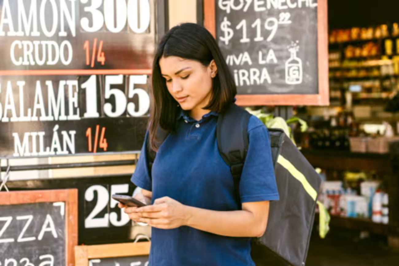 El auge de la inteligencia artificial en la creación de imágenes está cambiando la velocidad de producción y cómo se ve la publicidad hoy.