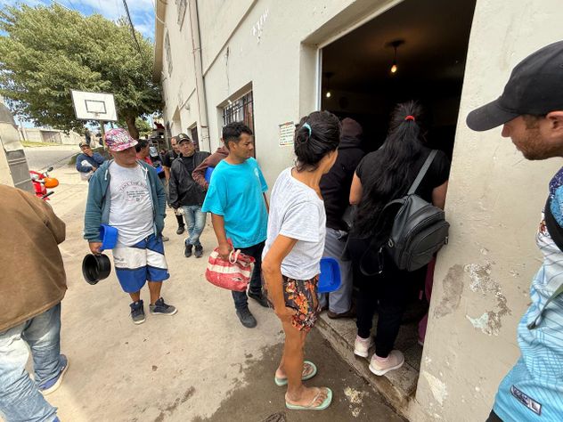 Río Cuarto. Vecinos asisten al Hogar María Madre de Dios, conducido por Marcelino Estefanía. 