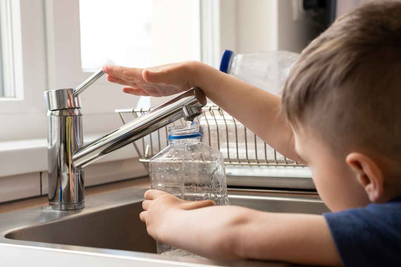 En ciudades donde beber agua de la canilla es seguro y recomendable, muchas veces se asume que el proceso de limpieza empieza y acaba en las estaciones de tratamiento de agua del país.