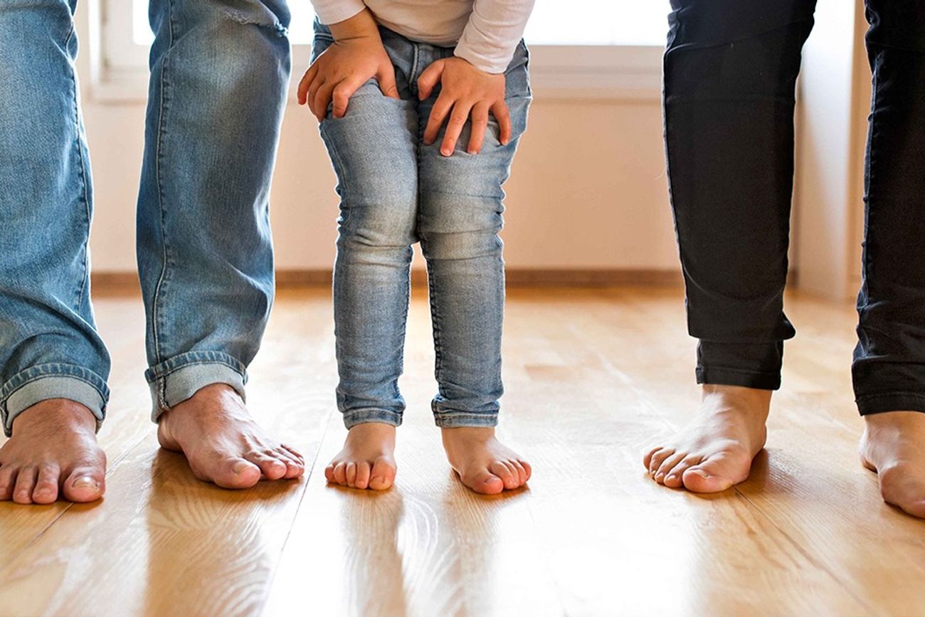 Qué pasa en tu cuerpo cuando caminás descalzo en casa.