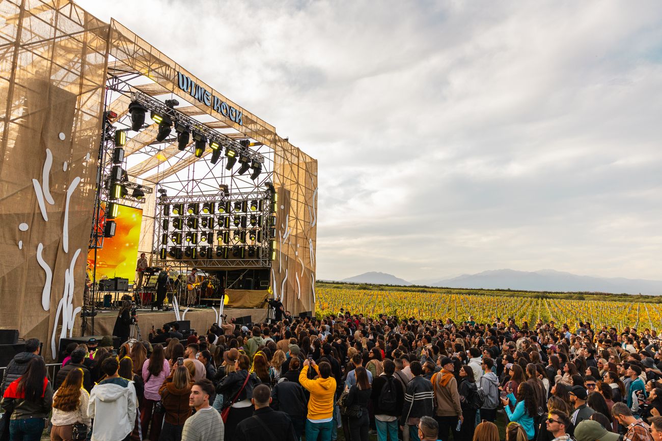 Wine Rock Sessions 2026 propone una jornada donde el vino es el protagonista, la gastronomía acompaña y la música completa una vivencia pensada para disfrutar en conexión con el paisaje y la cultura vitivinícola. 