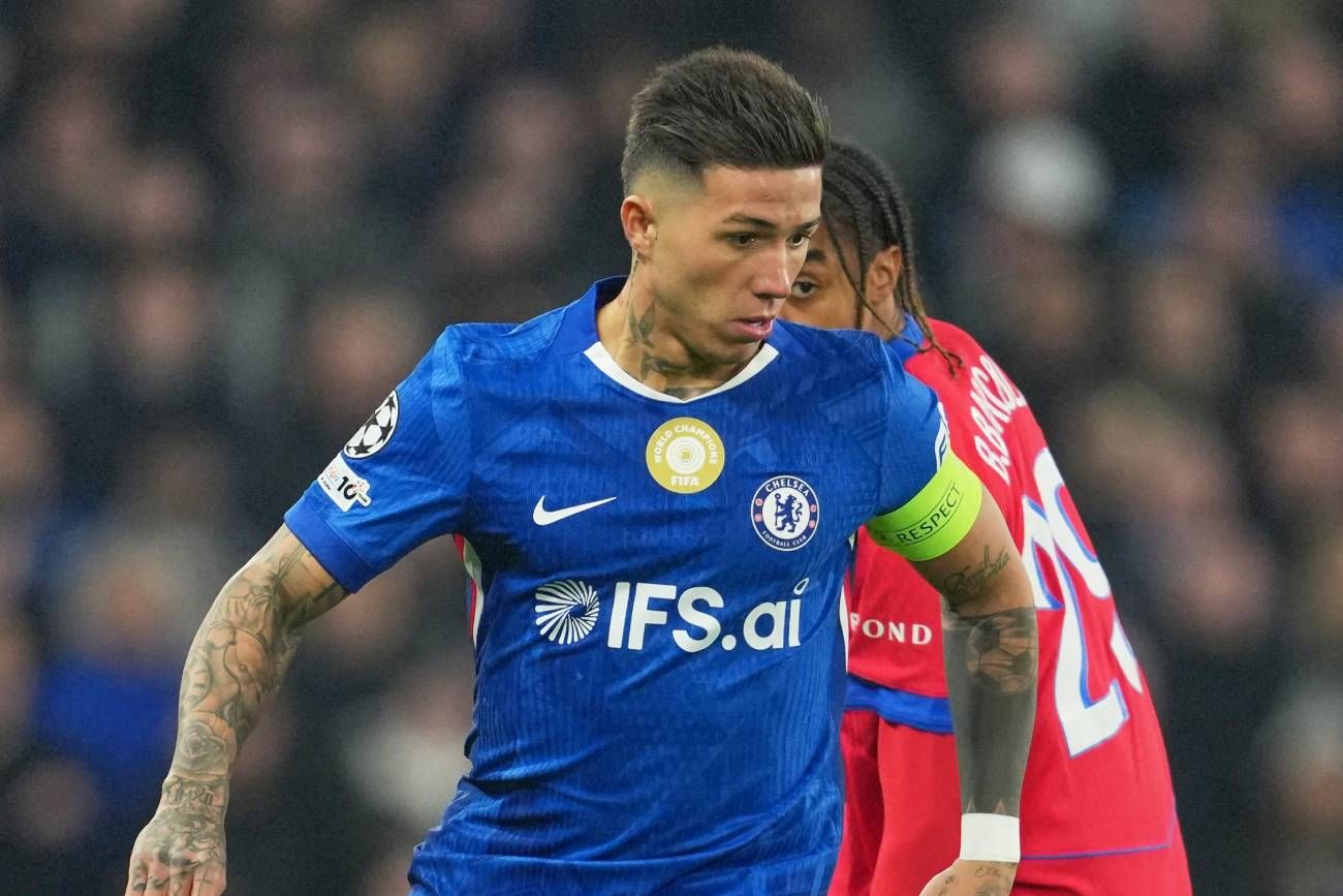 Enzo Fernández ante el PSG.