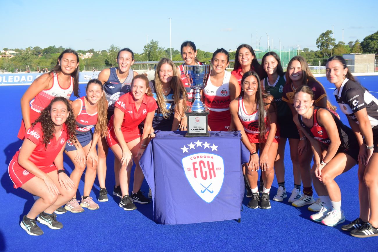 Presentación de los torneos 2026 con la presencia de los capitanes de los equipos femeninos y masculinos de Hockey de FACHSC en la cancha Soledad Garcia del Kempes. (Javier Ferreyra / La Voz)