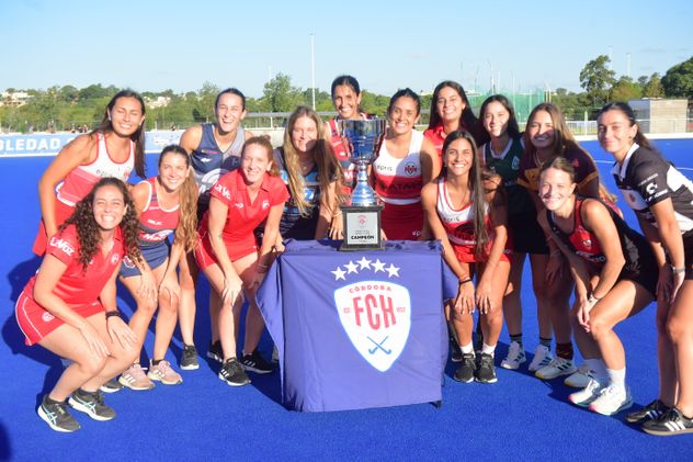 Este miércoles se presentaron los torneos 2026 con la presencia de los capitanes de los equipos femeninos y masculinos de Hockey de UCH en la cancha Soledad Garcia del Kempes. (Javier Ferreyra / La Voz)