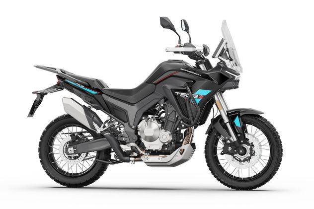 Su configuración Adventure se completa con horquilla invertida delantera y  mono amortiguador trasero regulable con sistema de bieletas.