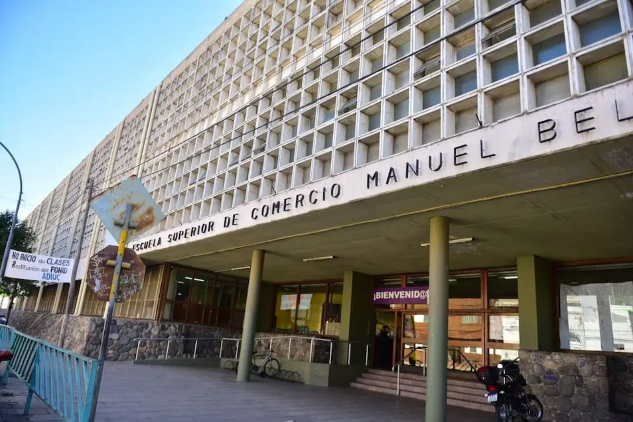 El colegio Manuel Belgrano realiza un festival en defensa de la educación pública. 
