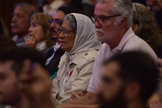 Familiares de desaparecidos durante el anuncio de las 12 identidades recuperadas.