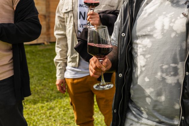 Wine Rock Sessions 2026 propone una jornada donde el vino es el protagonista, la gastronomía acompaña y la música completa una vivencia pensada para disfrutar en conexión con el paisaje y la cultura vitivinícola. 