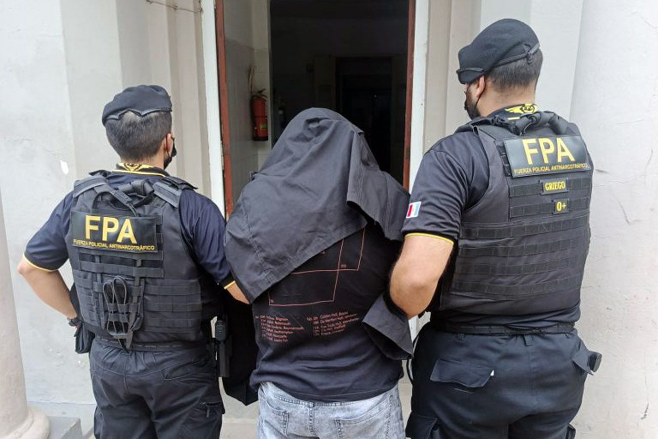 El hombre detenido luego del control rutero es llevado por la Fuerza Policial Antinarcotráfico.