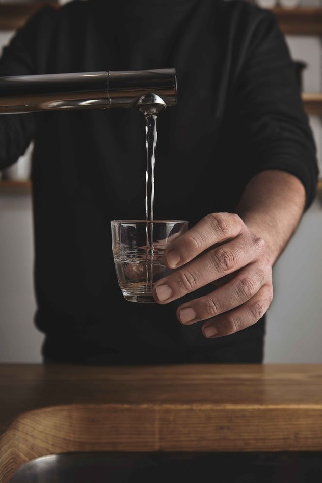 En ciudades donde beber agua de la canilla es seguro y recomendable, muchas veces se asume que el proceso de limpieza empieza y acaba en las estaciones de tratamiento de agua del país.