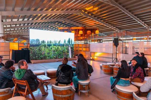 Wine Rock Sessions 2026 propone una jornada donde el vino es el protagonista, la gastronomía acompaña y la música completa una vivencia pensada para disfrutar en conexión con el paisaje y la cultura vitivinícola. 