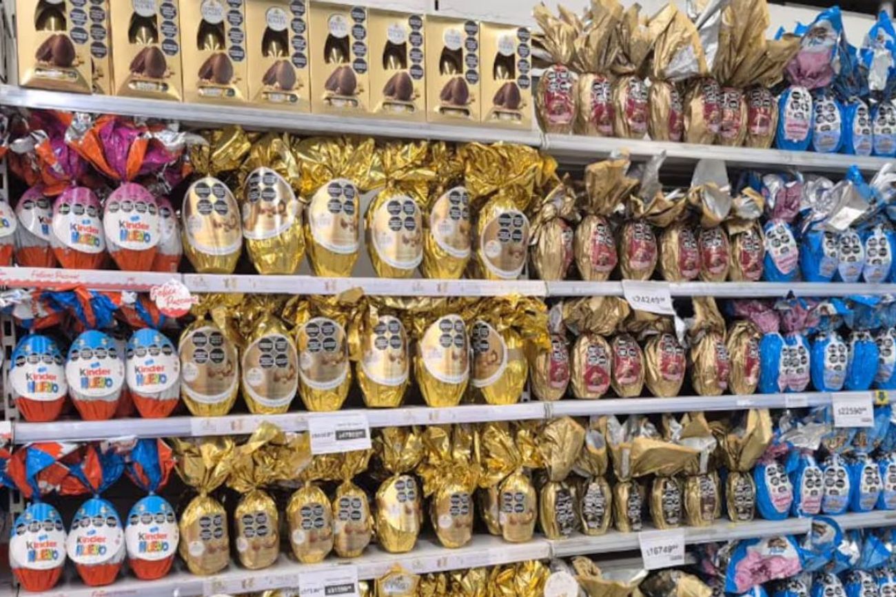 Ya las gondolas de los supermercados muestran gran variedad de huevos de Pascuas y precios.