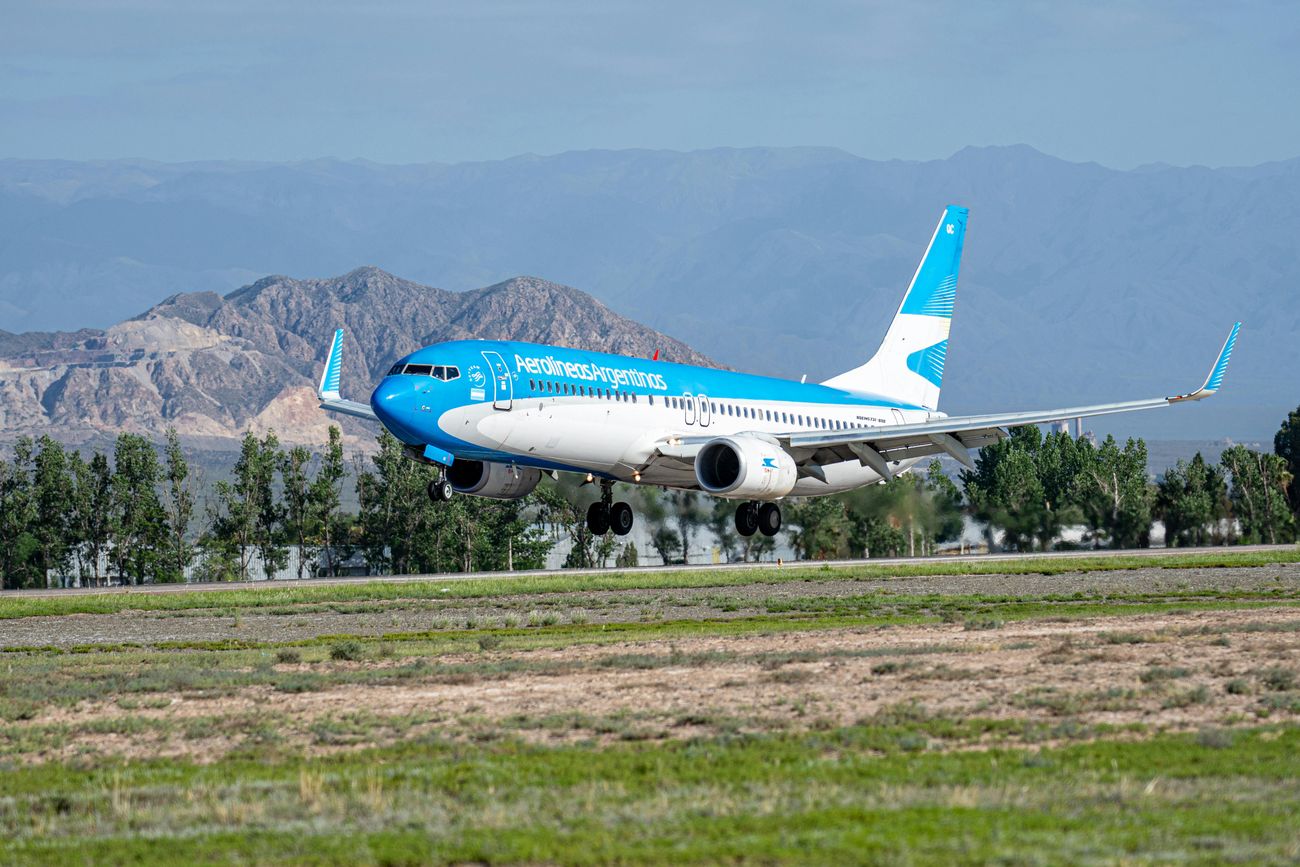 Sacaron a una mujer de un vuelo Buenos Aires - Córdoba por morder a un policía