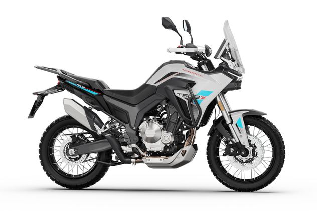 Está equipada con un motor de cuatro tiempos y ocho válvulas, capaz de entregar una potencia máxima de 47 CV a 8.500 y un torque de 45 Nm.