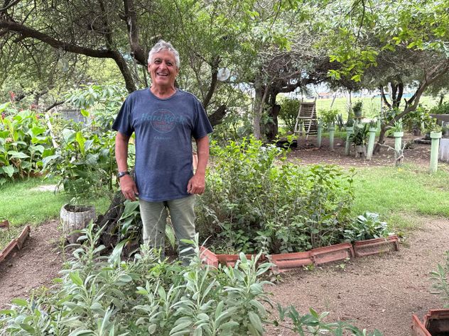 En la huerta del hogar comunitario. Marcelino Estefanía, junto a su esposa fallecida Norma, crearon el Hogar María Madre de Dios, en Río Cuarto. 