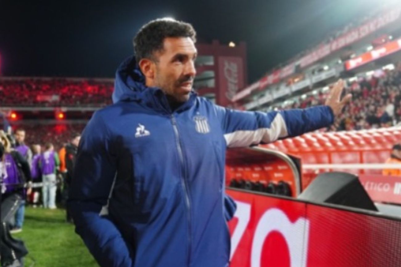 Tevez, en el Libertadores de América. El DT vuelve al estadio que lo cobijó en su segunda experiencia como DT de Independiente y del que fue socio. Es el mismo escenario en el que logró el primer triunfo de su ciclo en la "T". Ambos equipos jugarán este sábado, con la clasificación a octavos de final, como objetivo. (Foto: Clarín)