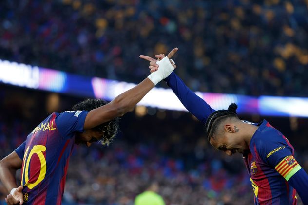 Lamine Yamal y Raphinha, figuras del Barcelona en la goleada al Newclastle para avanzar a los cuartos de final de la Champions. (AP)