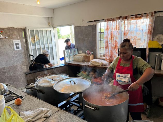 Hogar María Madre de Dios, en Río Cuarto. Las colaboradoras cocinan 400 viandas por día, tienen una huerta de aromáticas y un ropero para dar ropa sin cargo.  
