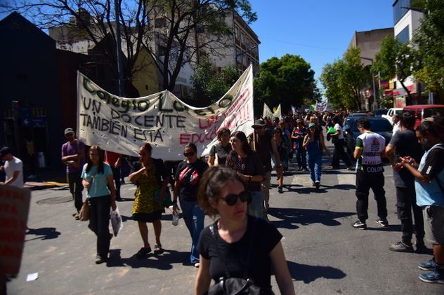 La UEPC marchó por las calles de la ciudad en rechazo a la oferta salarial del gobierno.