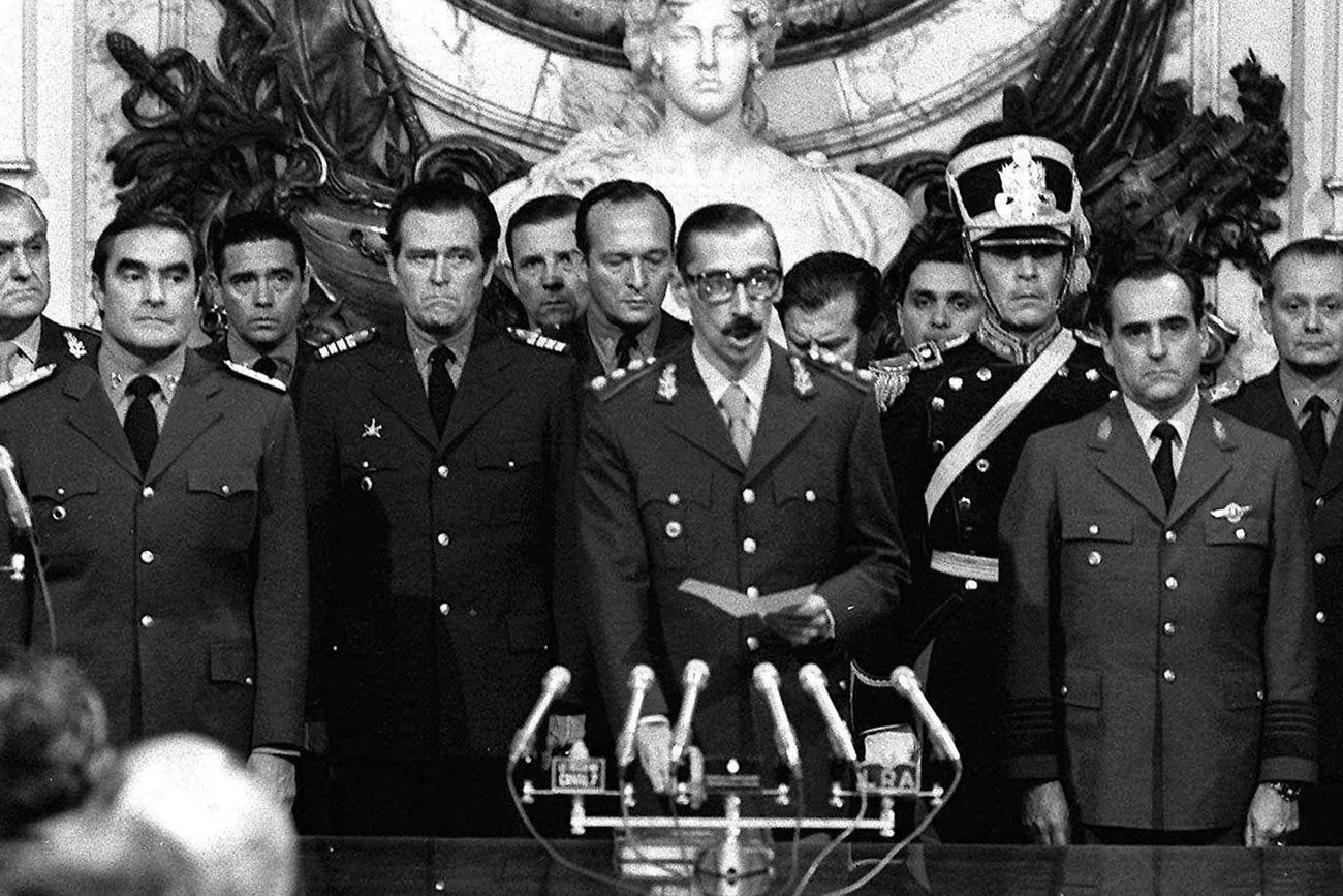 En esta foto de archivo del 24 de marzo de 1976, el Gen. Jorge Rafael Videla, en el centro, presta juramento como presidente en la Casa de Gobierno de Buenos Aires acompañado por el Almirante Emilio Massera, segundo desde la izquierda, y el Brig. Orlando Agosti, segundo desde la derecha, miembros de la junta que derrocó a la presidenta Isabel Perón. 
